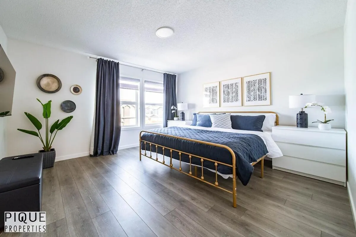 דירות אדמונטון New-Luxury 6Br Retreat-Hot Tub-Kingbed-Ev Charger קנדה