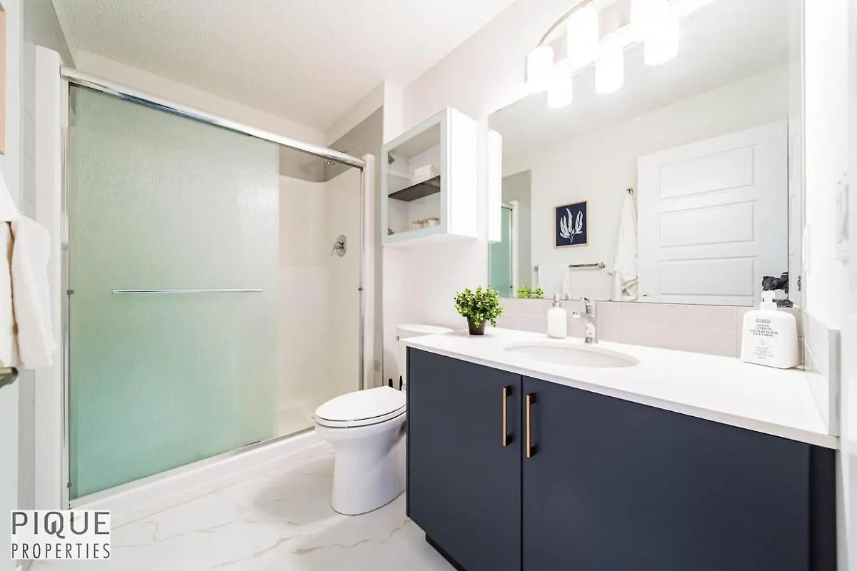 埃德蒙顿New-Luxury 6Br Retreat-Hot Tub-Kingbed-Ev Charger公寓 公寓