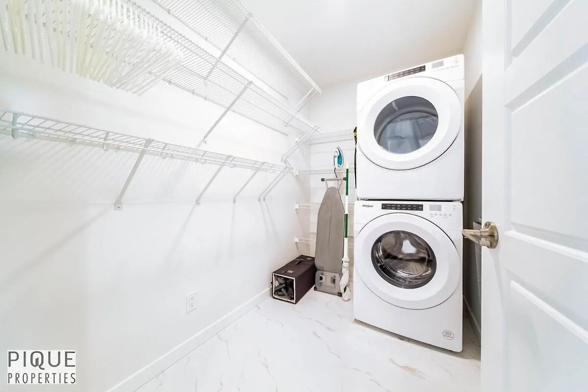 埃德蒙顿New-Luxury 6Br Retreat-Hot Tub-Kingbed-Ev Charger公寓 埃德蒙顿