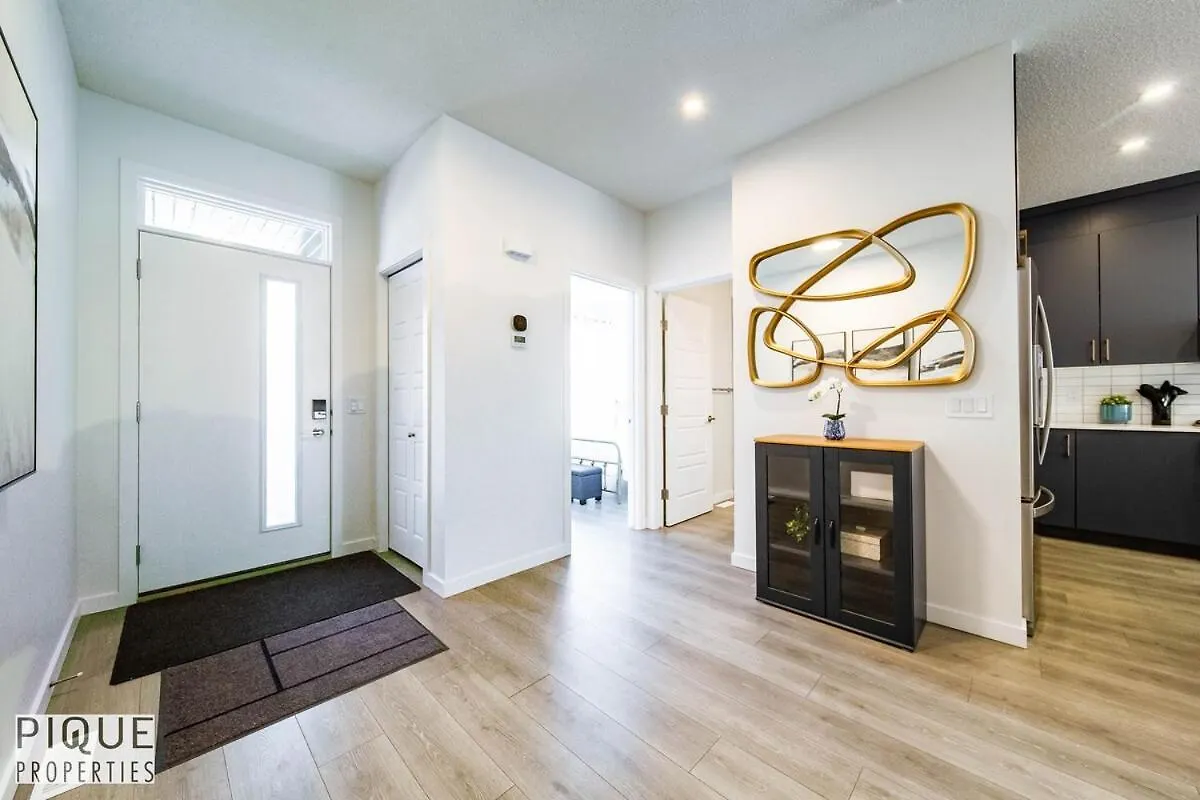 公寓 埃德蒙顿New-Luxury 6Br Retreat-Hot Tub-Kingbed-Ev Charger公寓 加拿大